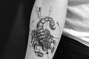 tatuajes de escorpiones para hombres geometrico