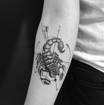 tatuajes de escorpiones para hombres geometrico