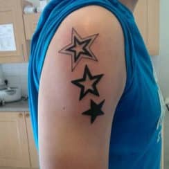 Diversos diseños de tatuajes de estrellas en el brazo