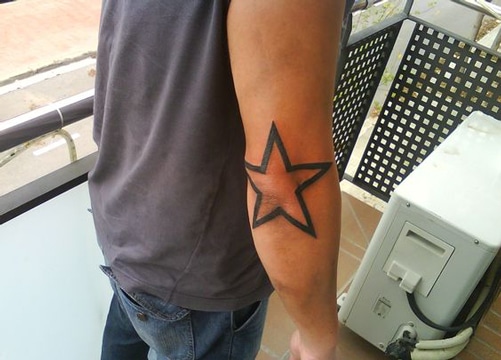 tatuajes de estrellas en el codo negra