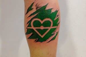tatuajes de futbol en la pierna con corazon