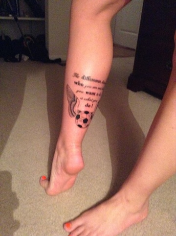 tatuajes de futbol en la pierna para mujeres