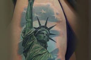 tatuajes de la estatua de la libertad a color