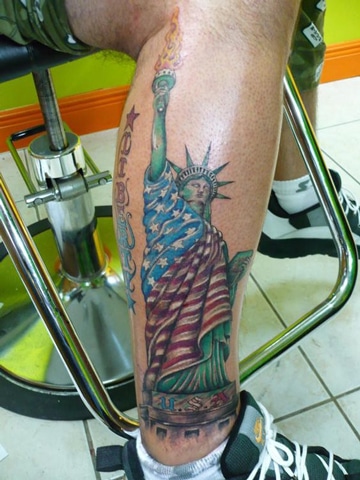 tatuajes de la estatua de la libertad con bandera