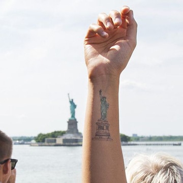 tatuajes de la estatua de la libertad pequeño