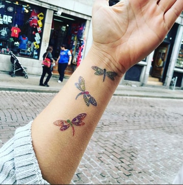 tatuajes de libelulas para mujeres de colores
