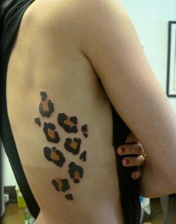 tatuajes de manchas de leopardo mujer
