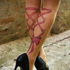 Sensualidad femenina de los tatuajes de moños en las piernas