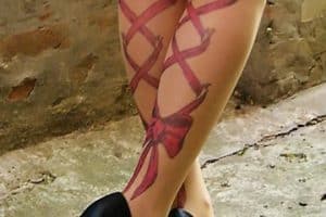 tatuajes de moños en las piernas con cintas
