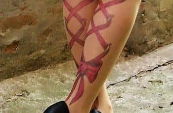 Sensualidad femenina de los tatuajes de moños en las piernas