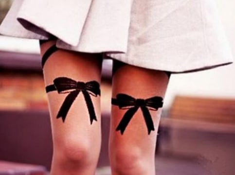 tatuajes de moños en las piernas de