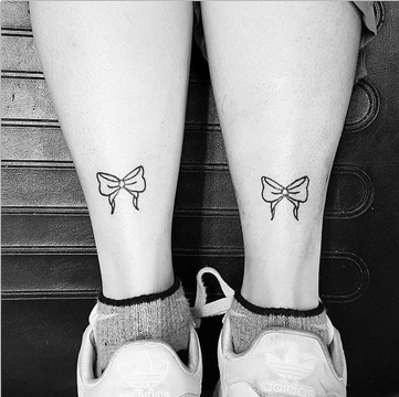 tatuajes de moños en las piernas pequeños