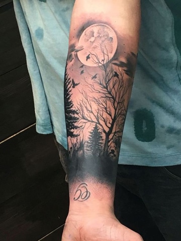 tatuajes de paisajes en el brazo de noche