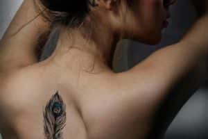 tatuajes de plumas en la espalda para mujer