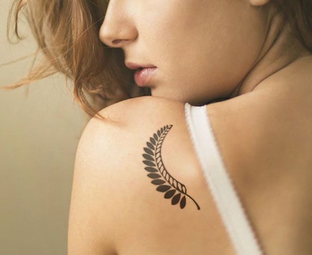 tatuajes de plumas en la espalda sencillos