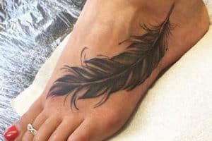 tatuajes de plumas indias en pie