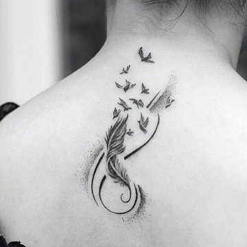 tatuajes de plumas y aves en espalda