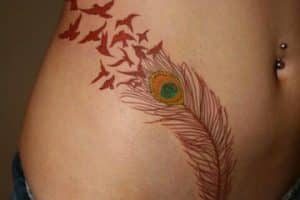 tatuajes de plumas y aves para mujer