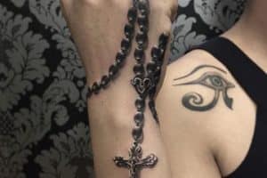 tatuajes de rosarios en el brazo para mujer