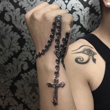 tatuajes de rosarios en el brazo para mujer
