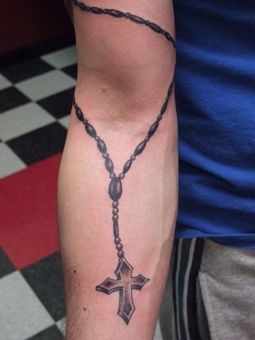 tatuajes de rosarios en el brazo sencillo