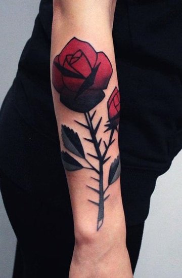 tatuajes de rosas con espinas en brazo