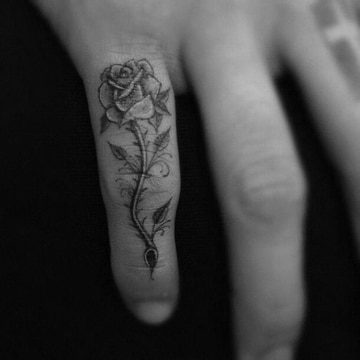 tatuajes de rosas con espinas pequeño