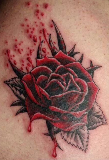 tatuajes de rosas con espinas y sangre