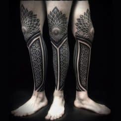 La elegancia de los tatuajes de tribales en la pierna