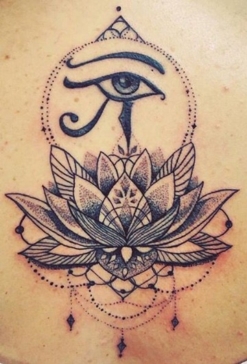 tatuajes del ojo de horus con flor