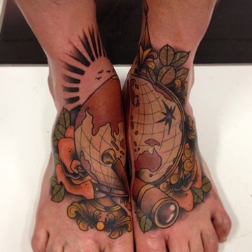 tatuajes en los pies para hombres globo terraqueo