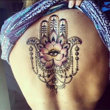tatuajes hindues para mujeres en espalda