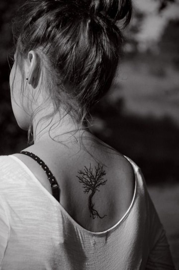 tatuajes pequeños en la espalda arbol