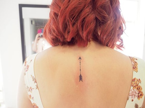 tatuajes pequeños en la espalda flechas