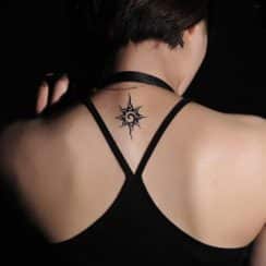 Esteticos y sutiles tatuajes pequeños en la espalda