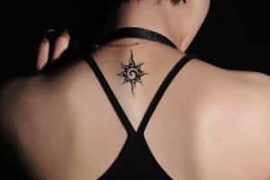 tatuajes pequeños en la espalda sol