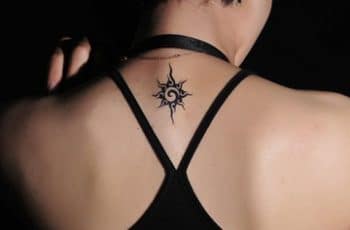 Esteticos y sutiles tatuajes pequeños en la espalda