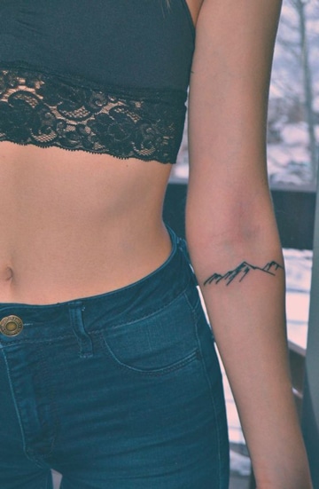 tatuajes sencillos para mujer de montaña