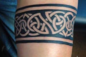 diseños de tatuajes tribales de brazalete