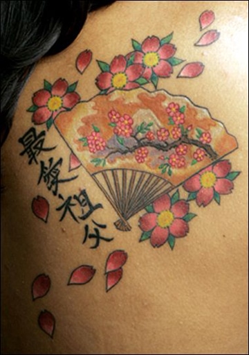 tatuajes chinos para mujeres con flores