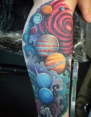 tatuajes coloridos para hombres sistema solar