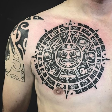 tatuajes de calendario azteca para pecho