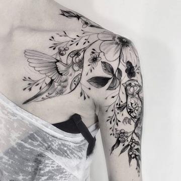 tatuajes de colibries para mujer con flores