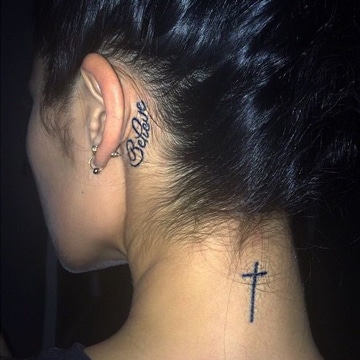 tatuajes de cruz en el cuello delicado