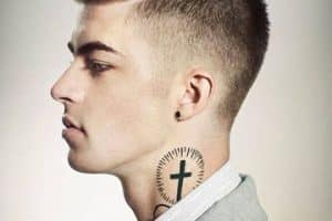 tatuajes de cruz en el cuello hombre elegante