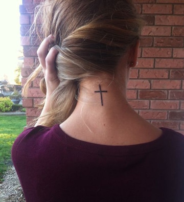 tatuajes de cruz en el cuello para mujer