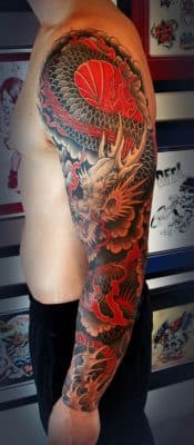 tatuajes de dragones en el brazo de colores