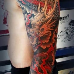 Impresionantes tatuajes de dragones en el brazo