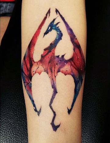 tatuajes de dragones en el brazo pequeños