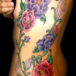 Finura en algunos tatuajes de enredaderas para mujeres